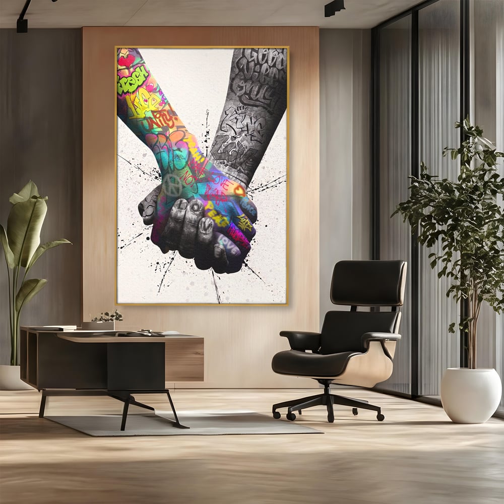 Tablou canvas cu tablou canvas cu maini desenate in stil graffiti, in rama de aluminiu auriu, pe perete intr-un birou